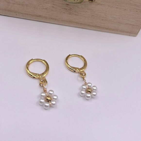 5 for $25 Small Daisy 🌼 Pearly Earrings - Picture 3 of 5
